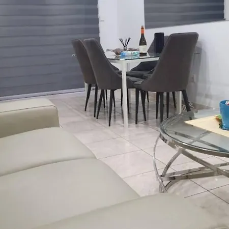 Δωμάτια σε οικογενειακή κατοικία Cosy With Kingsize Bed By Beach Centre